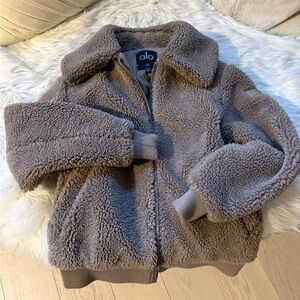 ALO Yoga Sherpa Downtown Jacket in Light Cocoa XXS